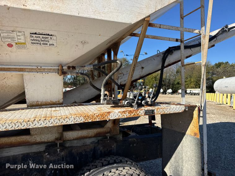 image for item DW6663 1996 International Paystar 5000 fertilizer delivery truck