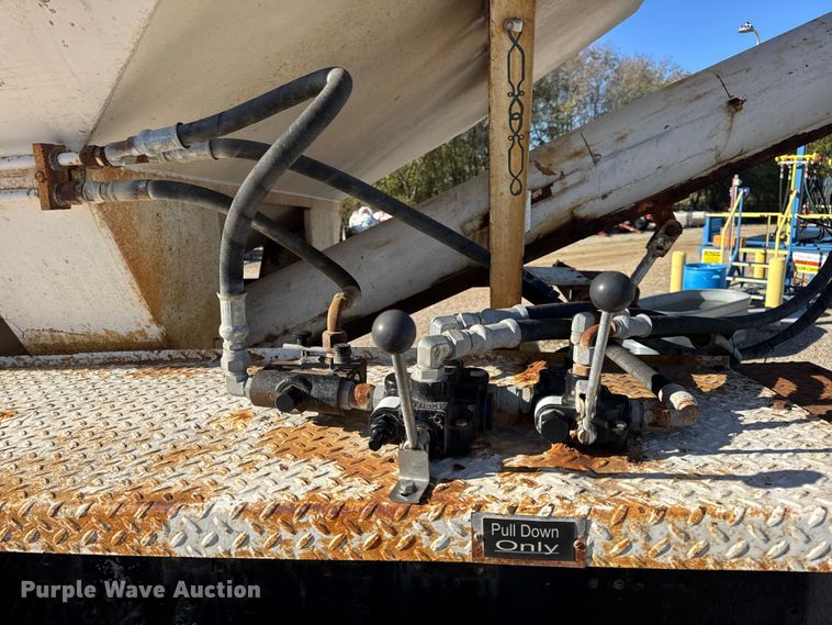 image for item DW6663 1996 International Paystar 5000 fertilizer delivery truck