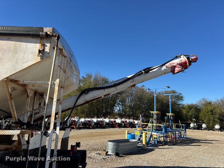 image for item DW6663 1996 International Paystar 5000 fertilizer delivery truck