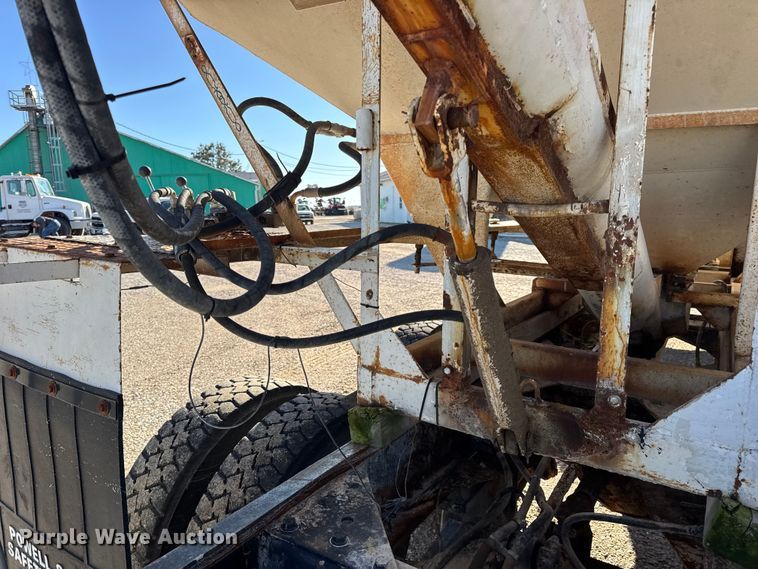 image for item DW6663 1996 International Paystar 5000 fertilizer delivery truck