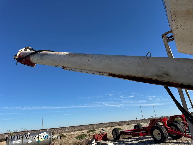 image for item DW6663 1996 International Paystar 5000 fertilizer delivery truck