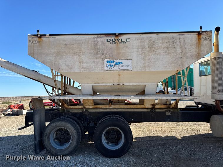 image for item DW6663 1996 International Paystar 5000 fertilizer delivery truck