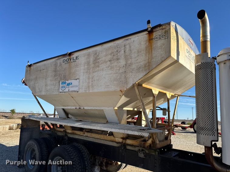 image for item DW6663 1996 International Paystar 5000 fertilizer delivery truck