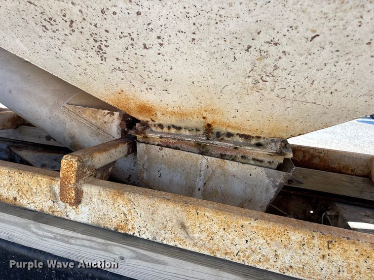 image for item DW6663 1996 International Paystar 5000 fertilizer delivery truck