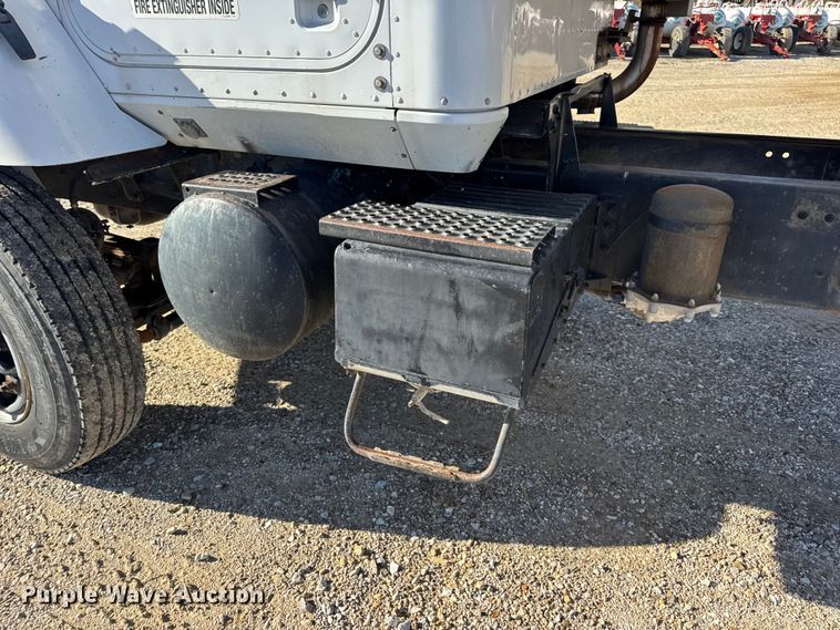 image for item DW6663 1996 International Paystar 5000 fertilizer delivery truck