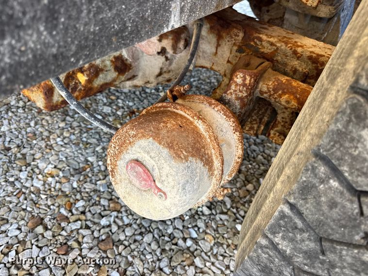 image for item DW6663 1996 International Paystar 5000 fertilizer delivery truck