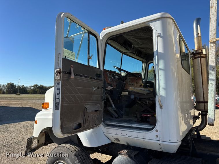 image for item DW6663 1996 International Paystar 5000 fertilizer delivery truck