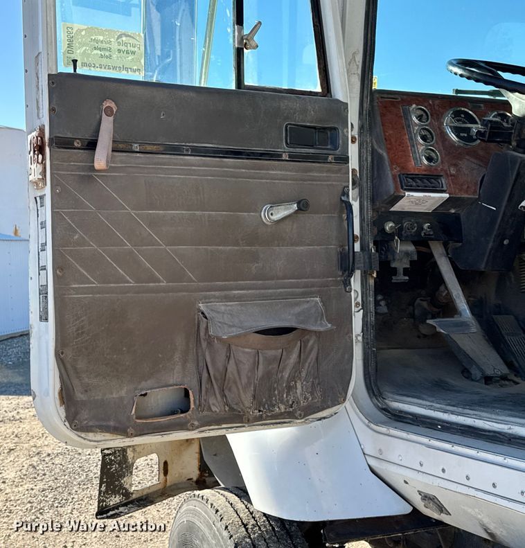 image for item DW6663 1996 International Paystar 5000 fertilizer delivery truck