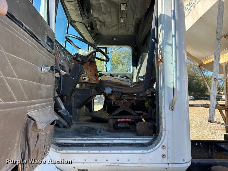 image for item DW6663 1996 International Paystar 5000 fertilizer delivery truck