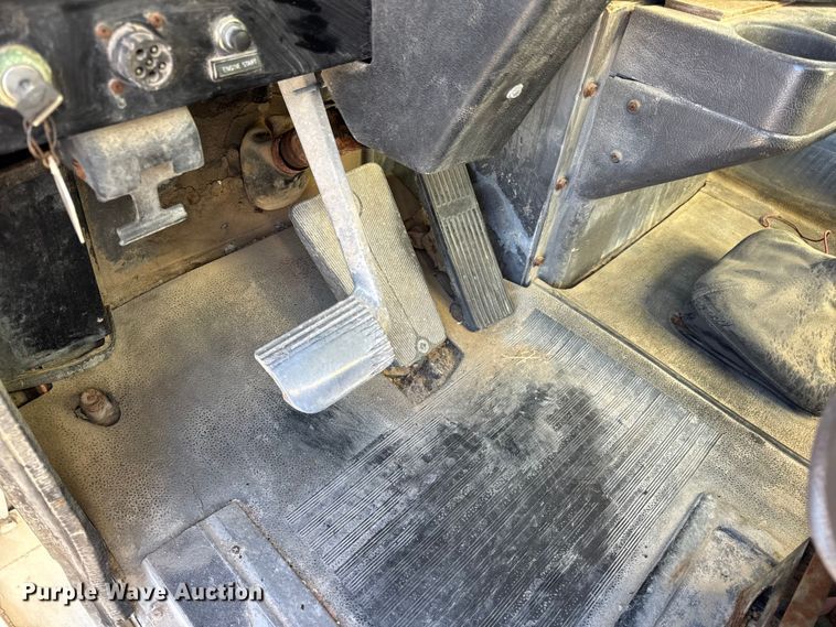 image for item DW6663 1996 International Paystar 5000 fertilizer delivery truck