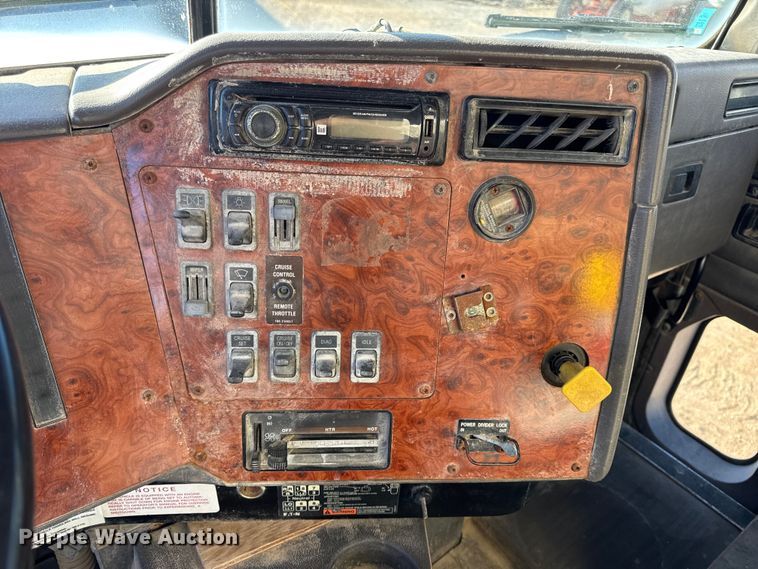 image for item DW6663 1996 International Paystar 5000 fertilizer delivery truck