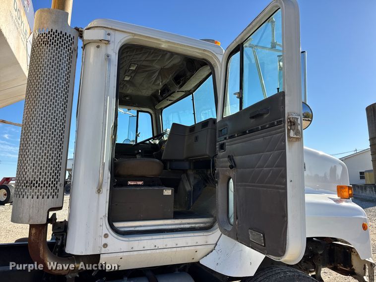 image for item DW6663 1996 International Paystar 5000 fertilizer delivery truck