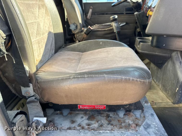 image for item DW6663 1996 International Paystar 5000 fertilizer delivery truck