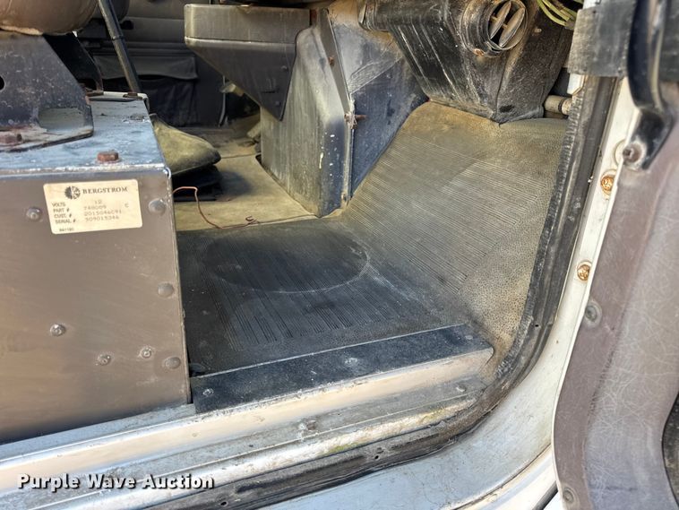 image for item DW6663 1996 International Paystar 5000 fertilizer delivery truck