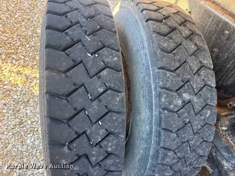 image for item DW6663 1996 International Paystar 5000 fertilizer delivery truck