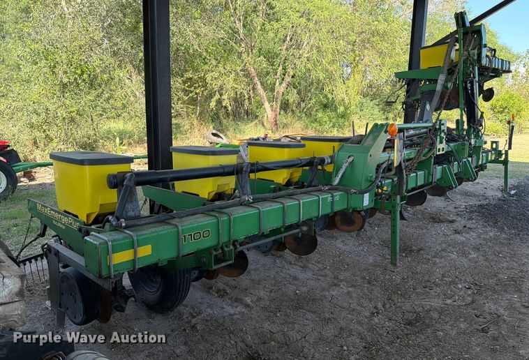 image for item DX5861 John Deere 1700 planter