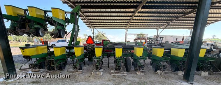 image for item DX5861 John Deere 1700 planter