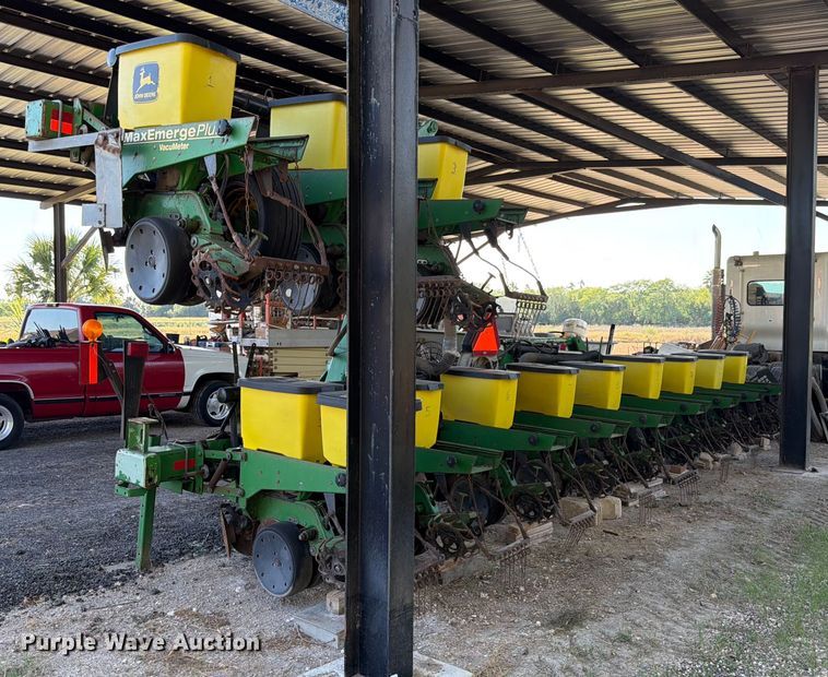 image for item DX5861 John Deere 1700 planter