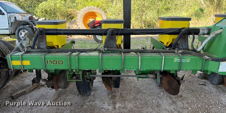 image for item DX5861 John Deere 1700 planter