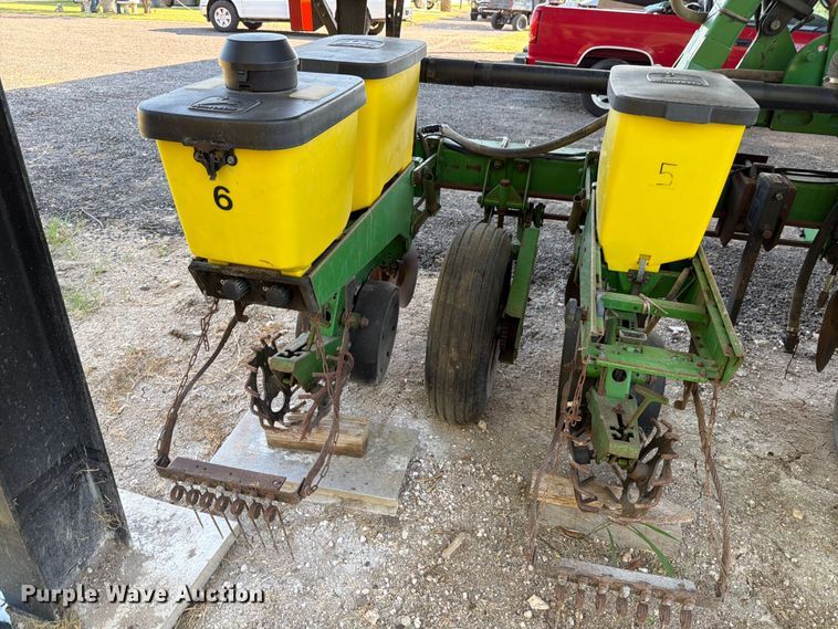 image for item DX5861 John Deere 1700 planter