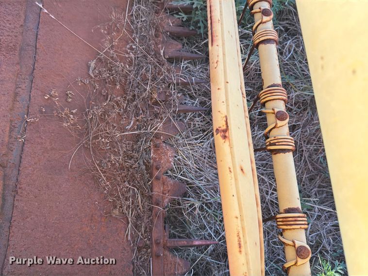 image for item DX5868 1986 New Holland 116 swather / windrower