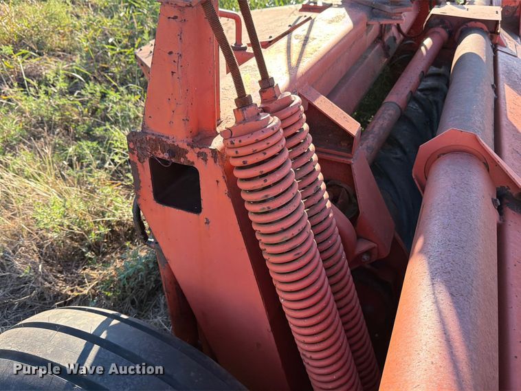 image for item DX5868 1986 New Holland 116 swather / windrower