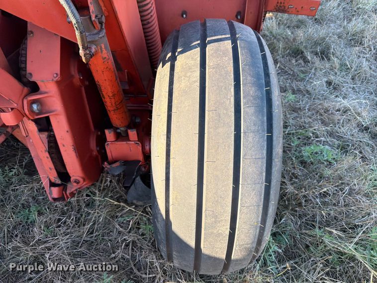 image for item DX5868 1986 New Holland 116 swather / windrower