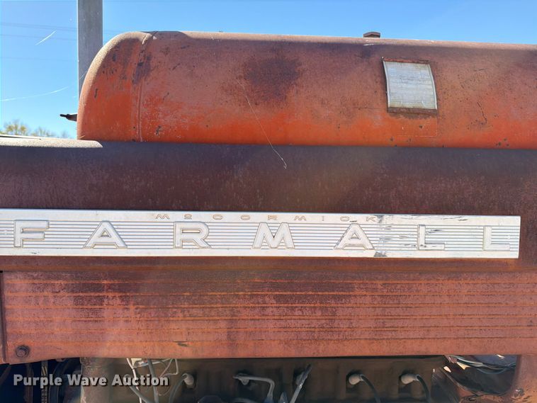 image for item DX5876 Farmall 560 tractor