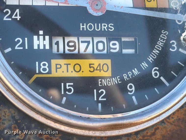 image for item DX5876 Farmall 560 tractor