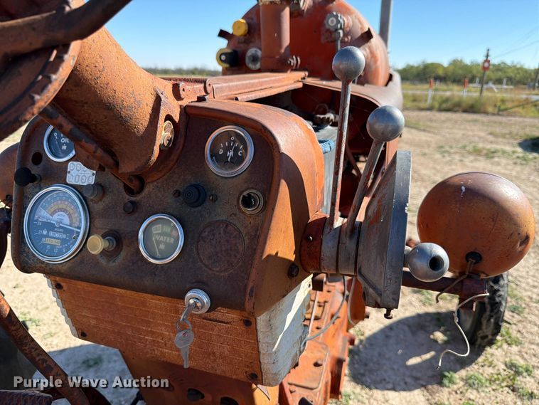 image for item DX5876 Farmall 560 tractor