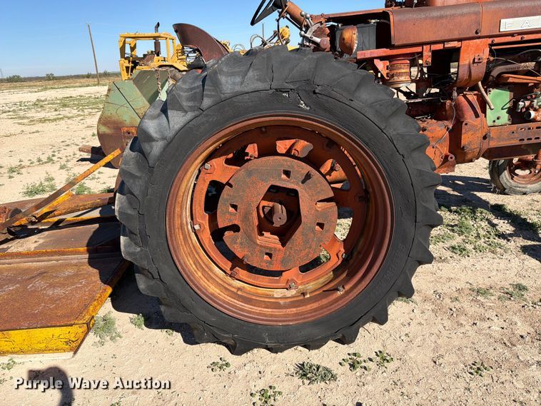 image for item DX5876 Farmall 560 tractor