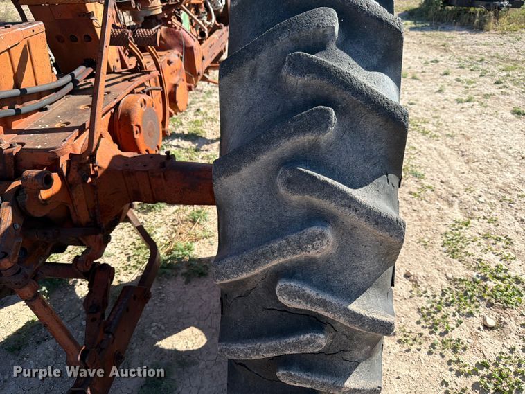 image for item DX5876 Farmall 560 tractor