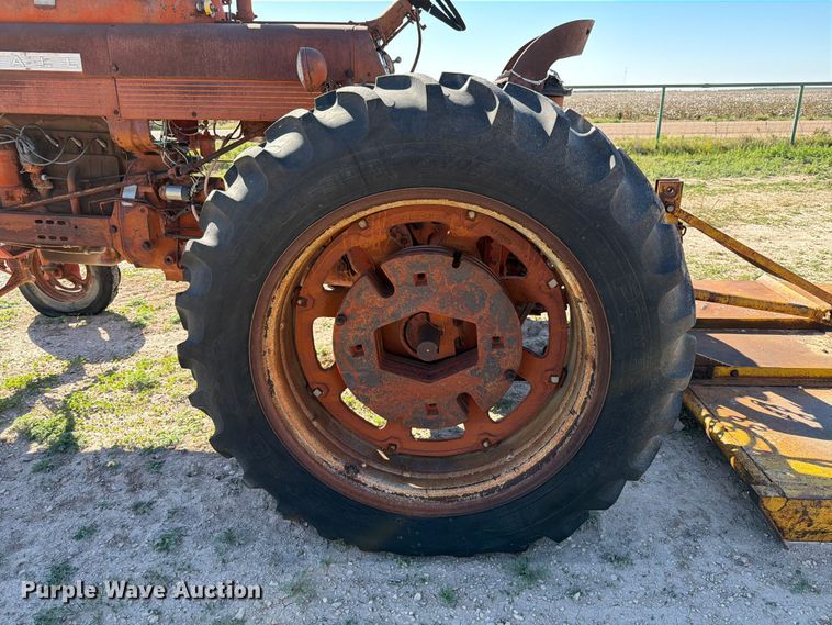 image for item DX5876 Farmall 560 tractor
