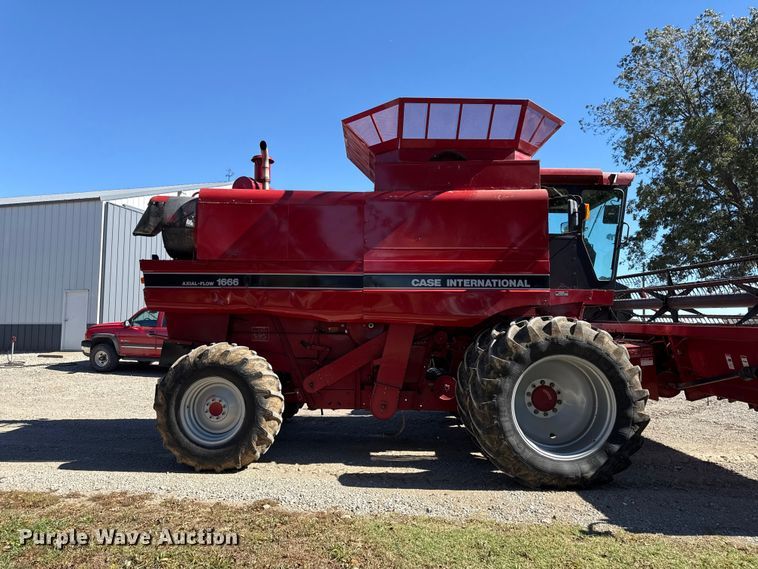 image for item DY8318 1993 Case IH 1666 RWA combine