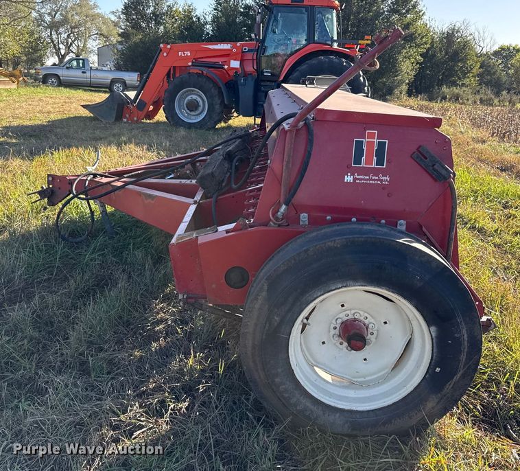 image for item DY8330 International 5100 grain drill