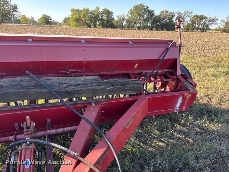 image for item DY8330 International 5100 grain drill