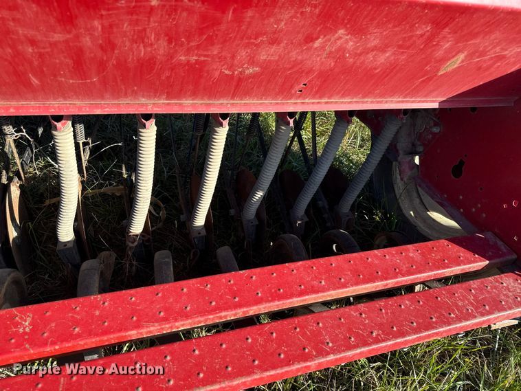 image for item DY8330 International 5100 grain drill