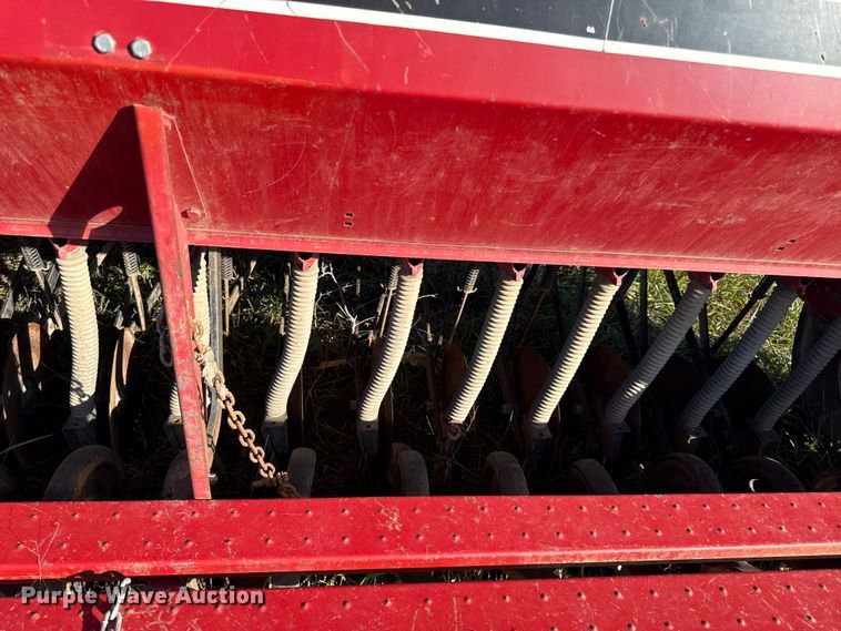 image for item DY8330 International 5100 grain drill