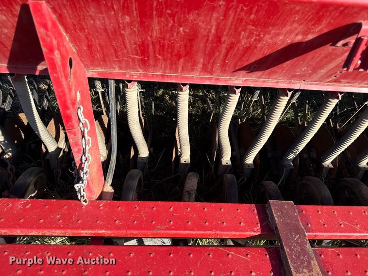 image for item DY8330 International 5100 grain drill