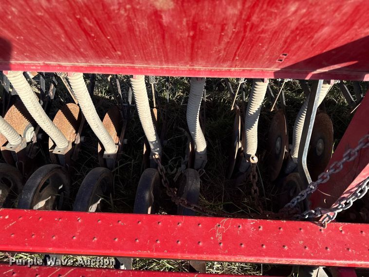 image for item DY8330 International 5100 grain drill