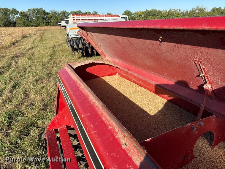 image for item DY8330 International 5100 grain drill