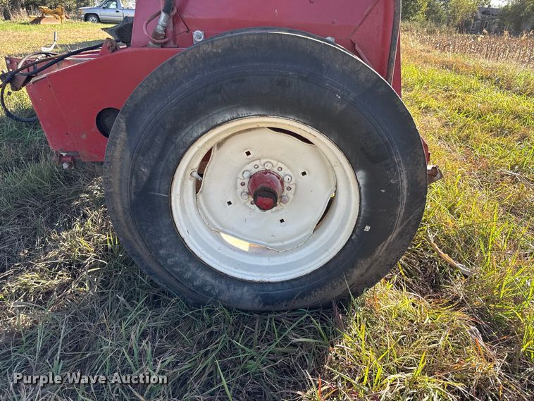 image for item DY8330 International 5100 grain drill