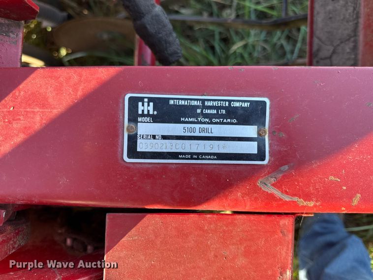 image for item DY8330 International 5100 grain drill