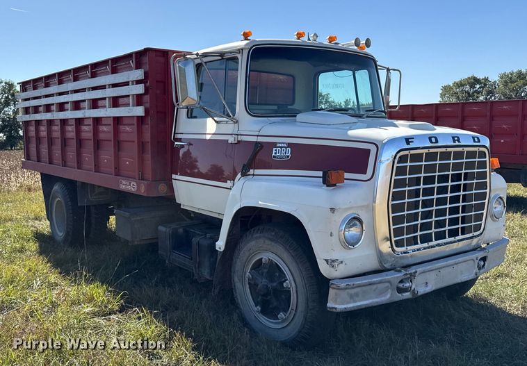 image for item DY8332 1982 Ford F7000 grain truck