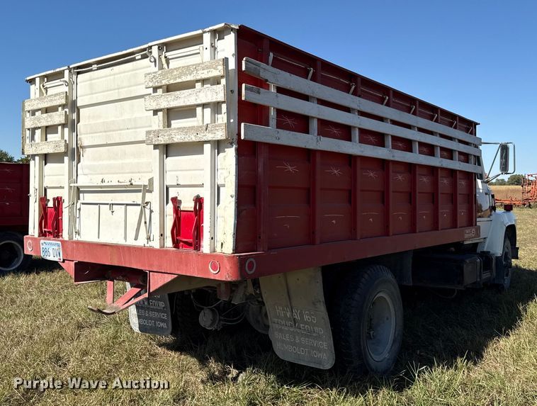 image for item DY8332 1982 Ford F7000 grain truck