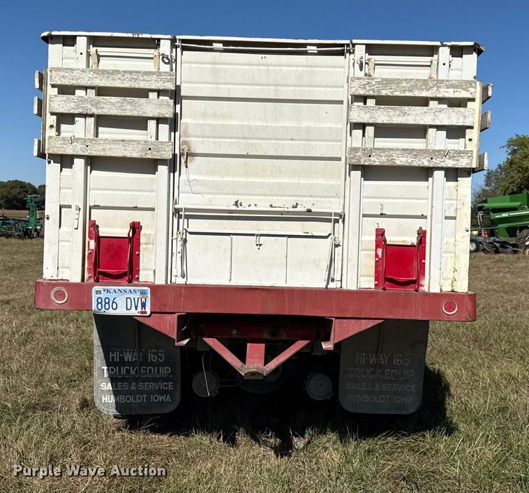 image for item DY8332 1982 Ford F7000 grain truck