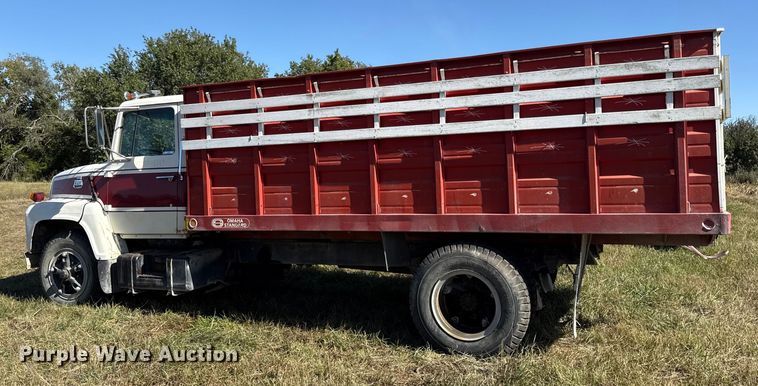 image for item DY8332 1982 Ford F7000 grain truck