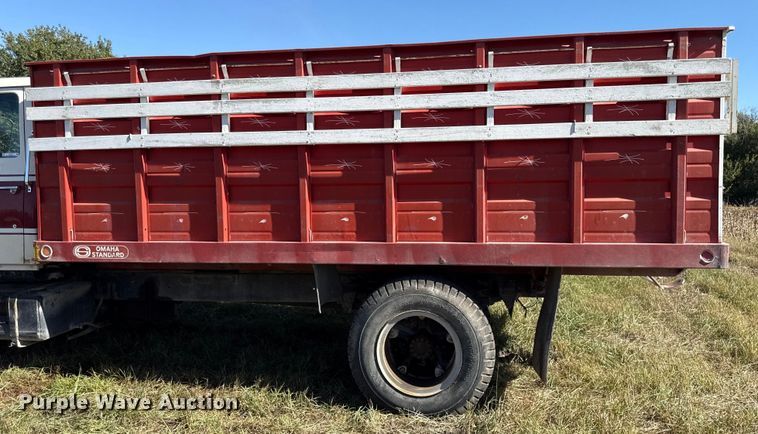 image for item DY8332 1982 Ford F7000 grain truck