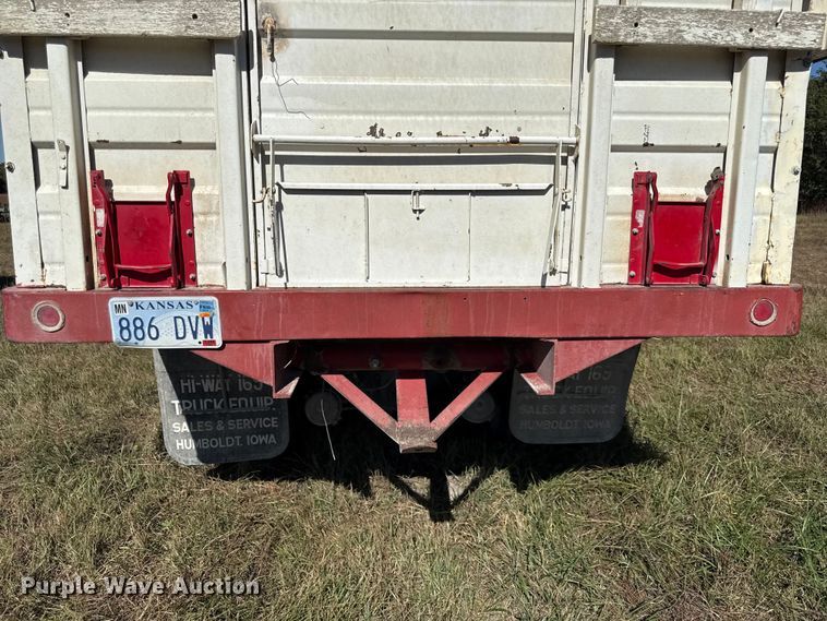 image for item DY8332 1982 Ford F7000 grain truck