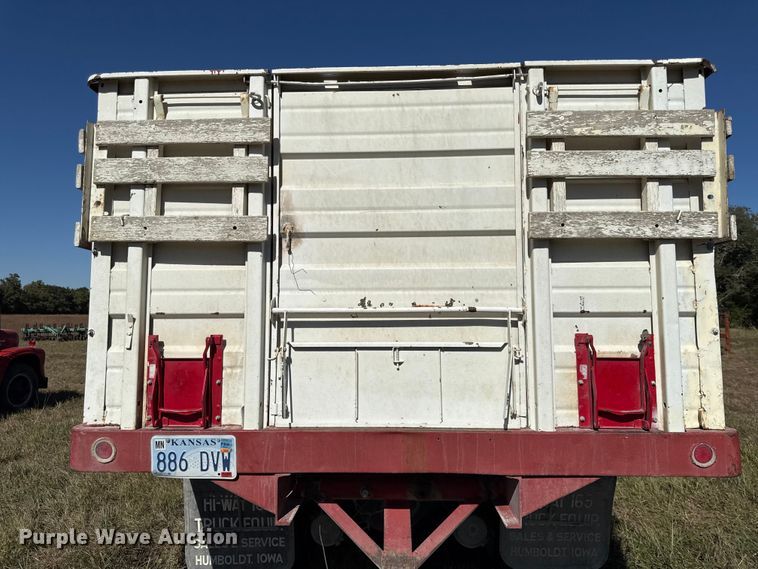 image for item DY8332 1982 Ford F7000 grain truck